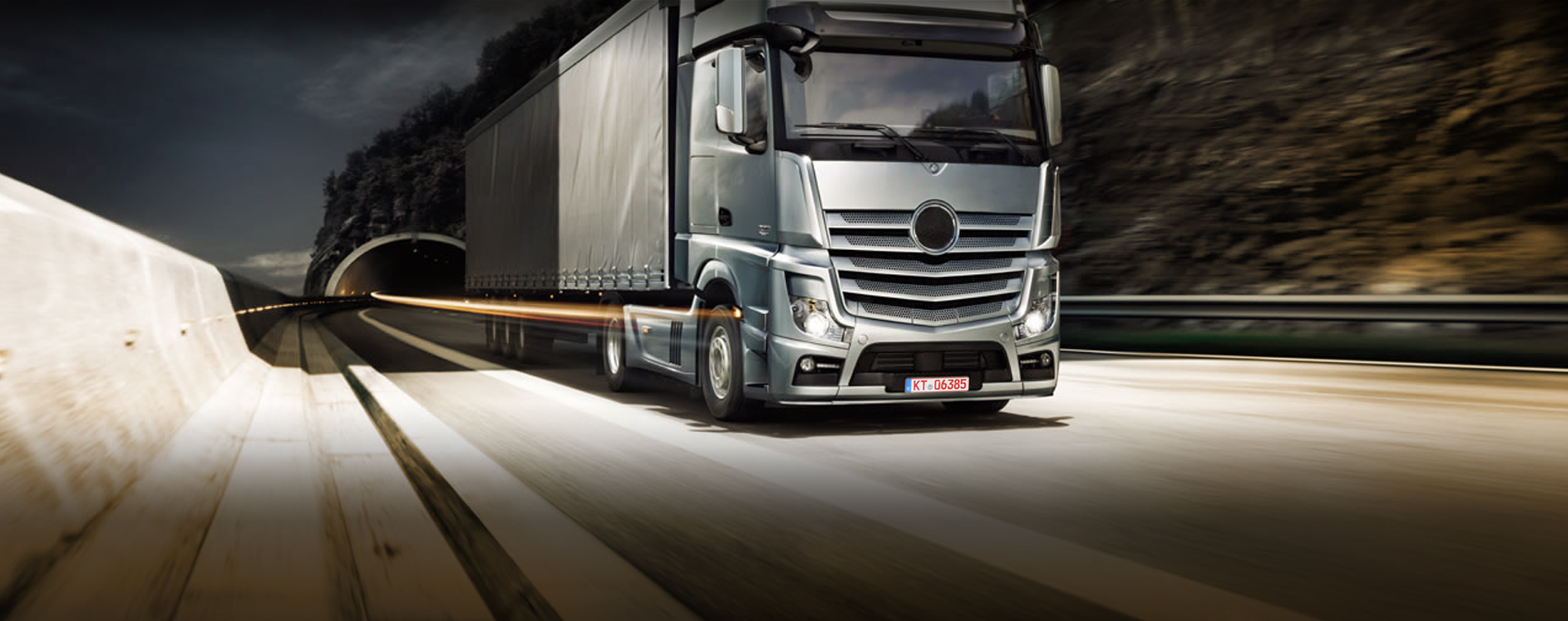 LKW Sattelzug mit rotem Überführungskennzeichen