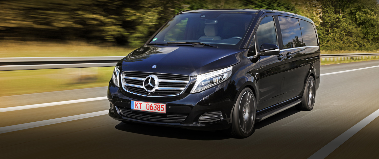Schwarzer Mercedes V-Klasse Van mit rotem Überführungskennzeichen auf der Autobahn